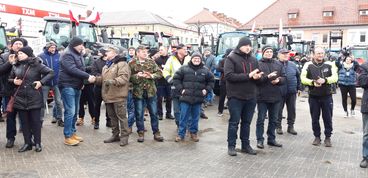 Kilkadziesiąt ciągników wyjechało dziś na drogi powiatu wieluńskiego. Rolnicy protestowali przeciw unijnej polityce rolnej